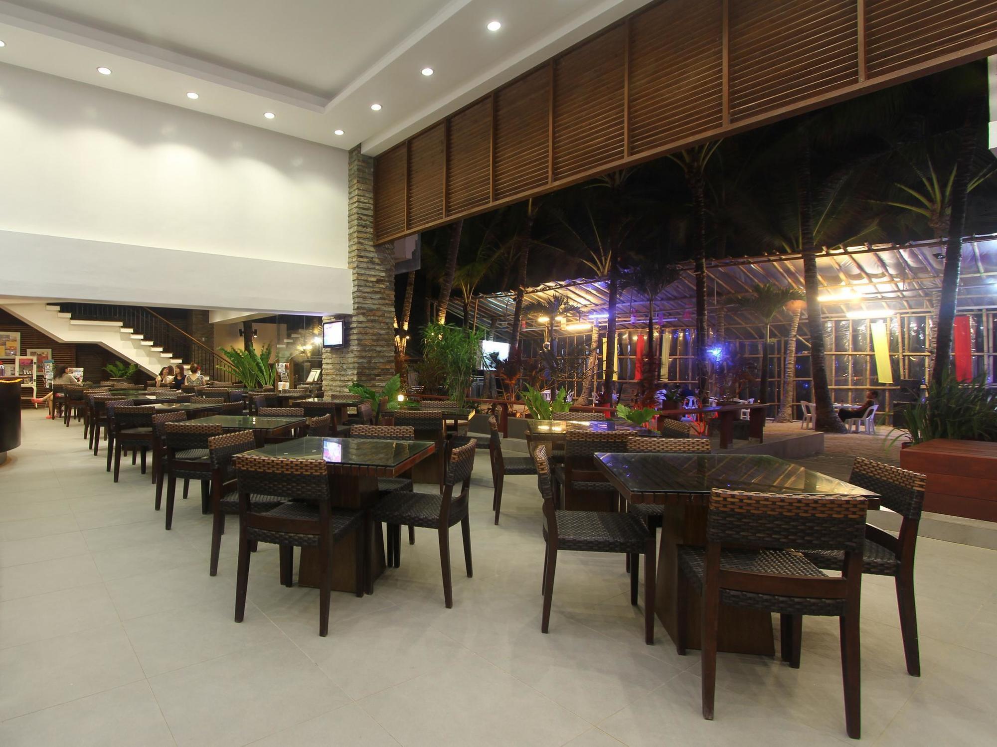 Crown Regency Courtyard Resort Balabag  Exterior photo