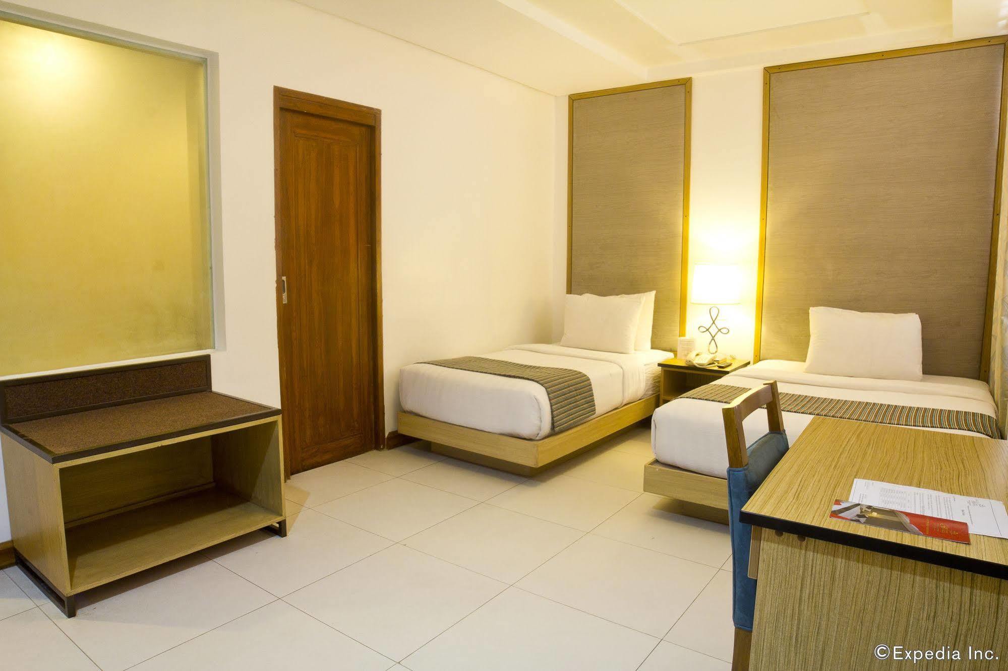 Crown Regency Courtyard Resort Balabag  Exterior photo