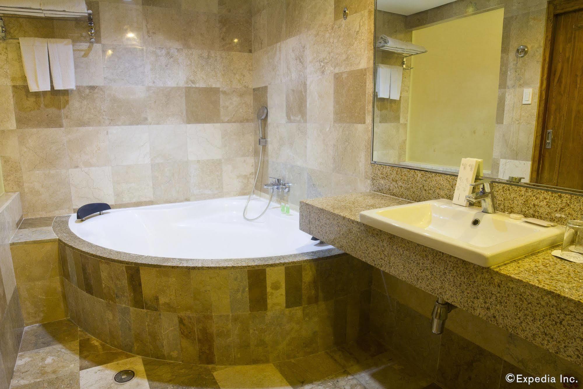 Crown Regency Courtyard Resort Balabag  Exterior photo
