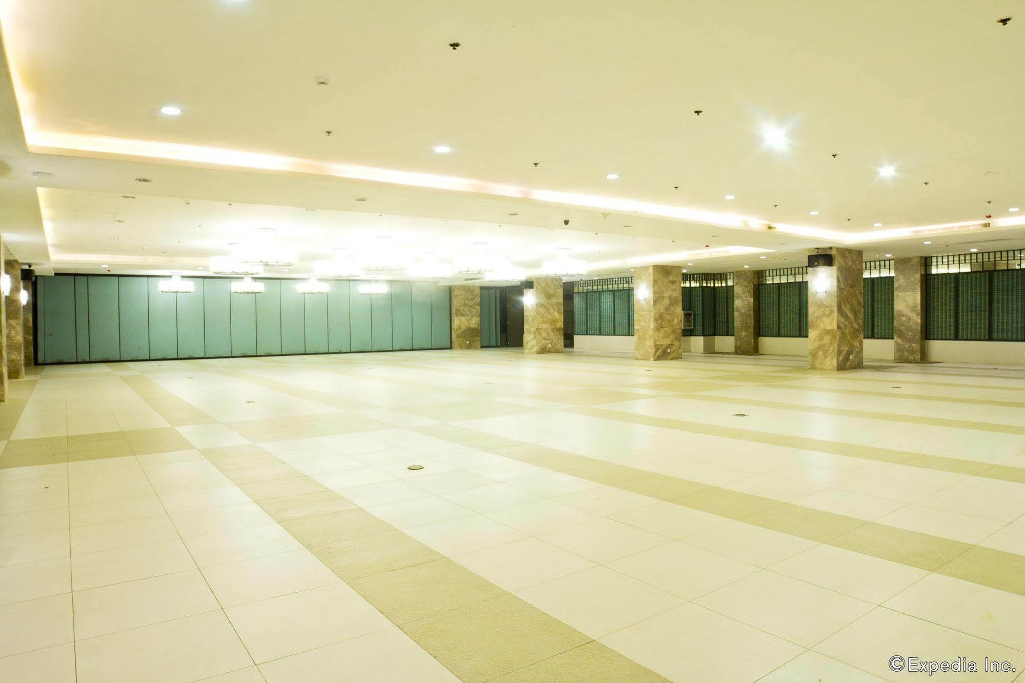 Crown Regency Courtyard Resort Balabag  Exterior photo